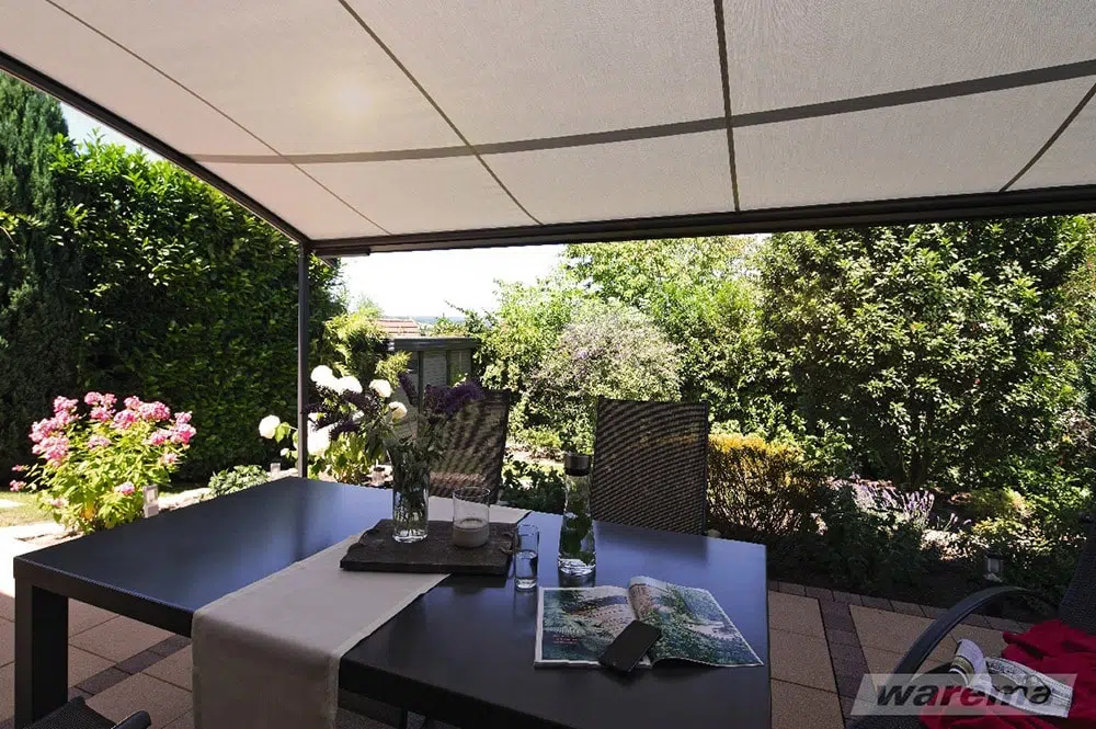 Abri de terrasse et pergola en toile rétractable avec une table extérieure en dessous