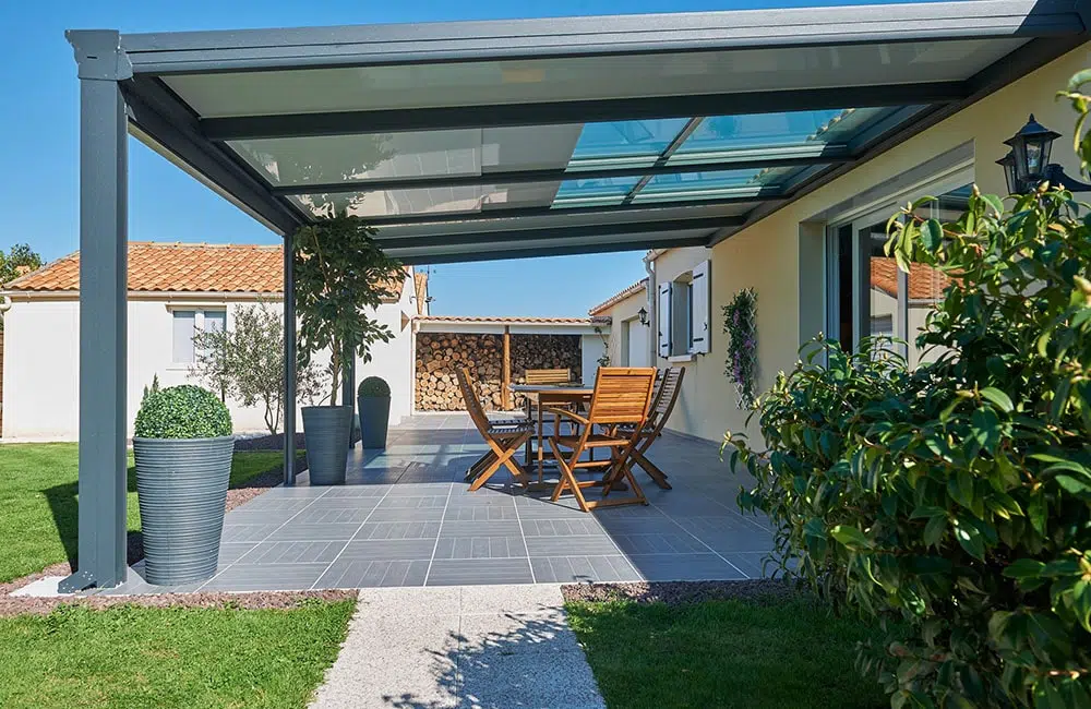 Abri de terrasse avec une table extérieure en dessous