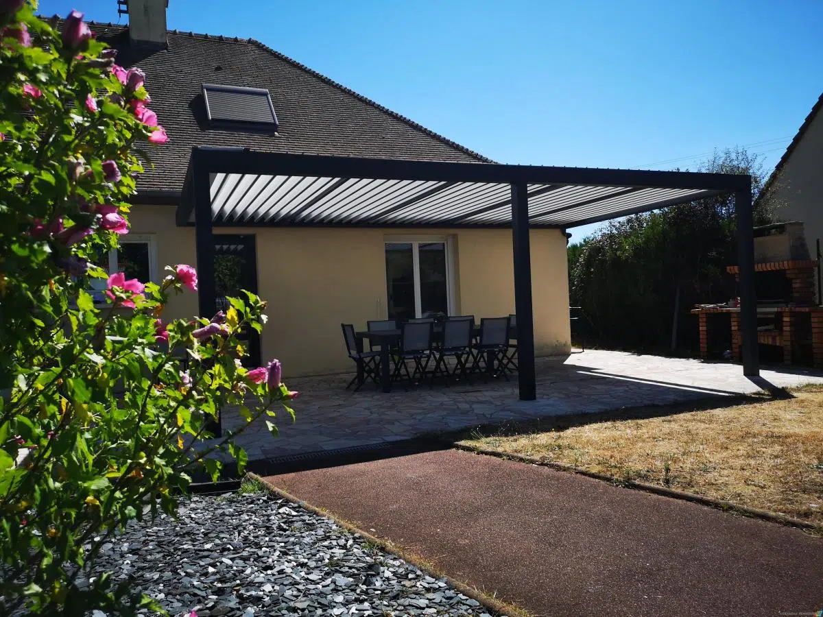 Pergola vue du jardin avec la maison