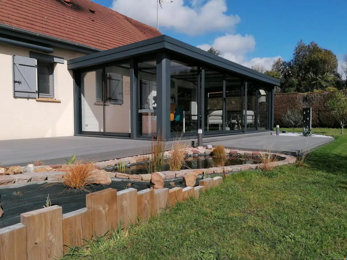 Véranda grise vue du jardin