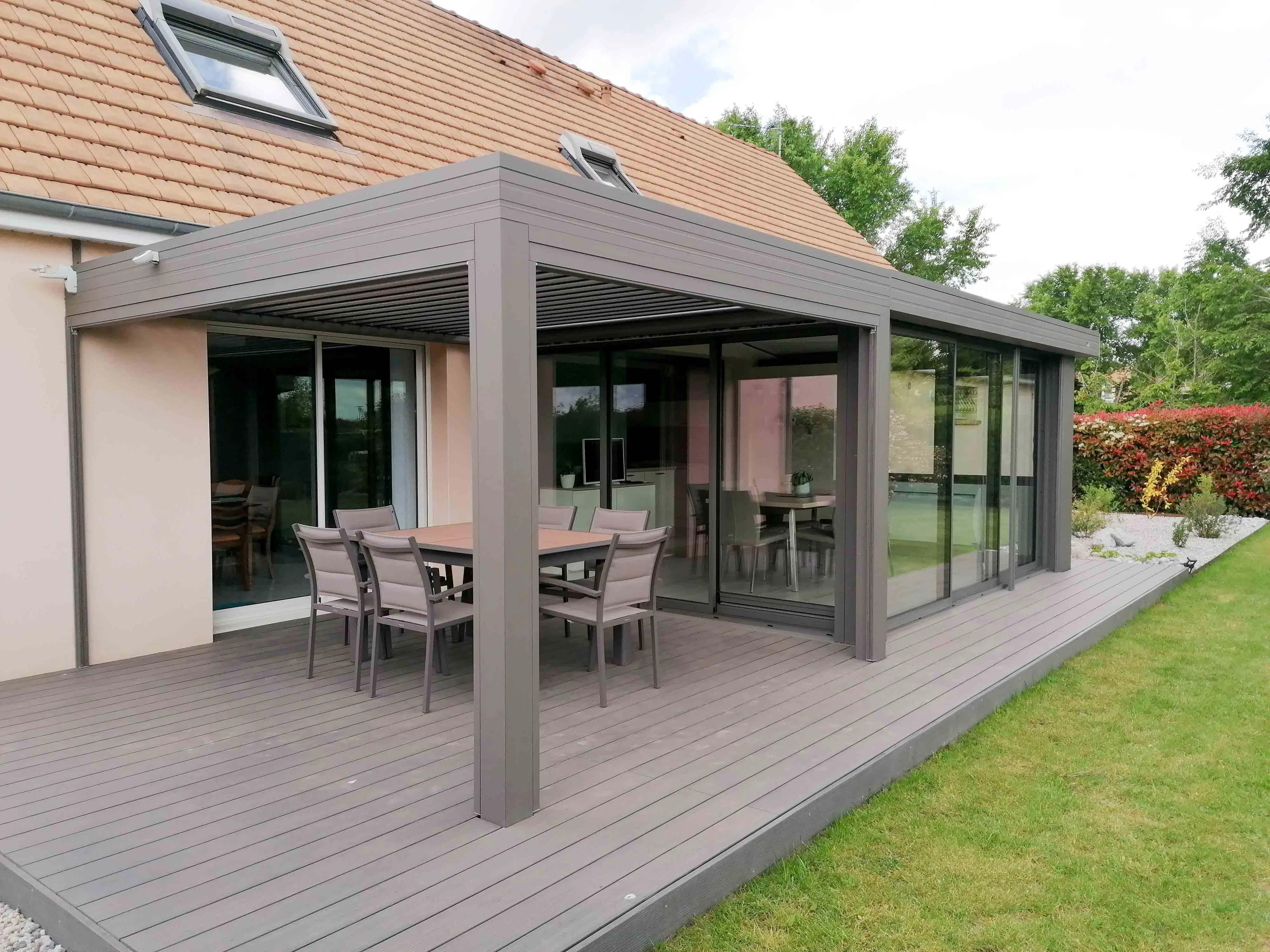 Vue de profil de la véranda et pergola à Neuville-sur-Sarthe (72) - 3