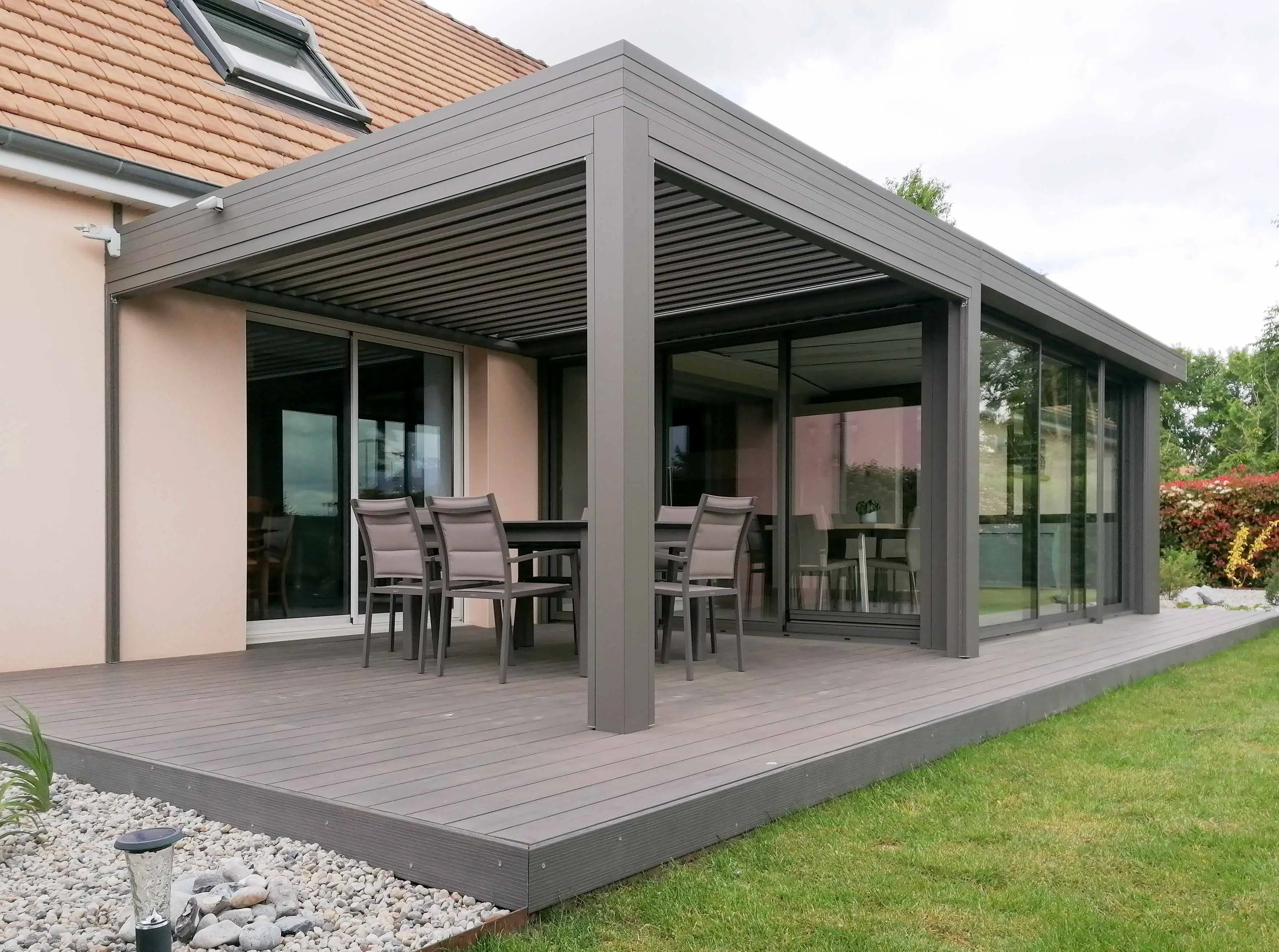 Vue de profil de la véranda et pergola à Neuville-sur-Sarthe (72) - Vérandas Beauquesne