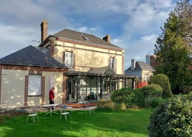 Véranda prestige devant une vieille maison à l'Aigle (61)