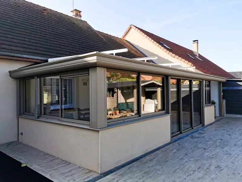 Vue de face oblique de la véranda 'confort +' tout en longueur à Changé (72)