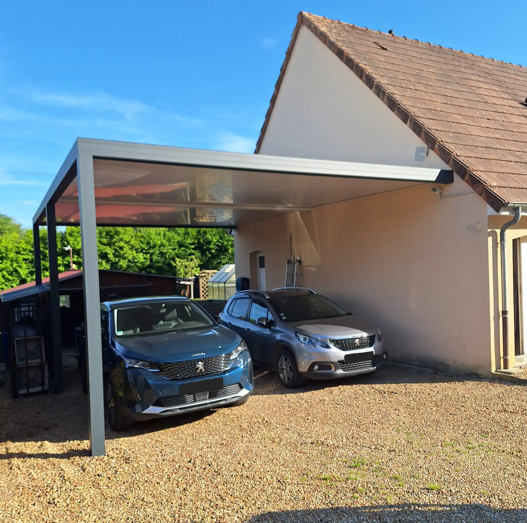 carport avec deux voitures en dessous